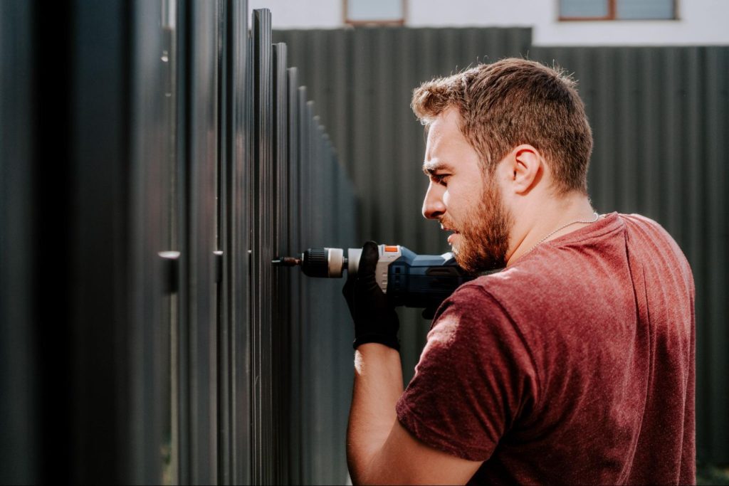 DIY vs. Professional Vinyl Fence Repair