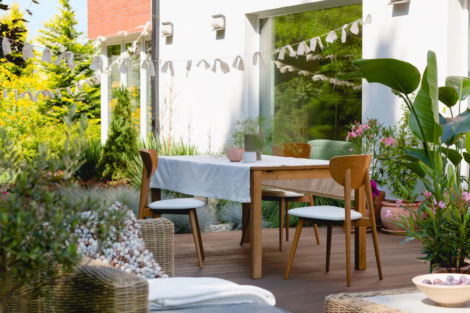 A cozy garden with a minimalistic dining place.