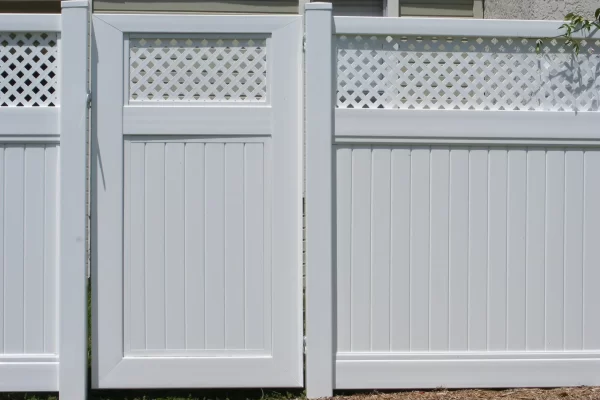 white vinyl fence