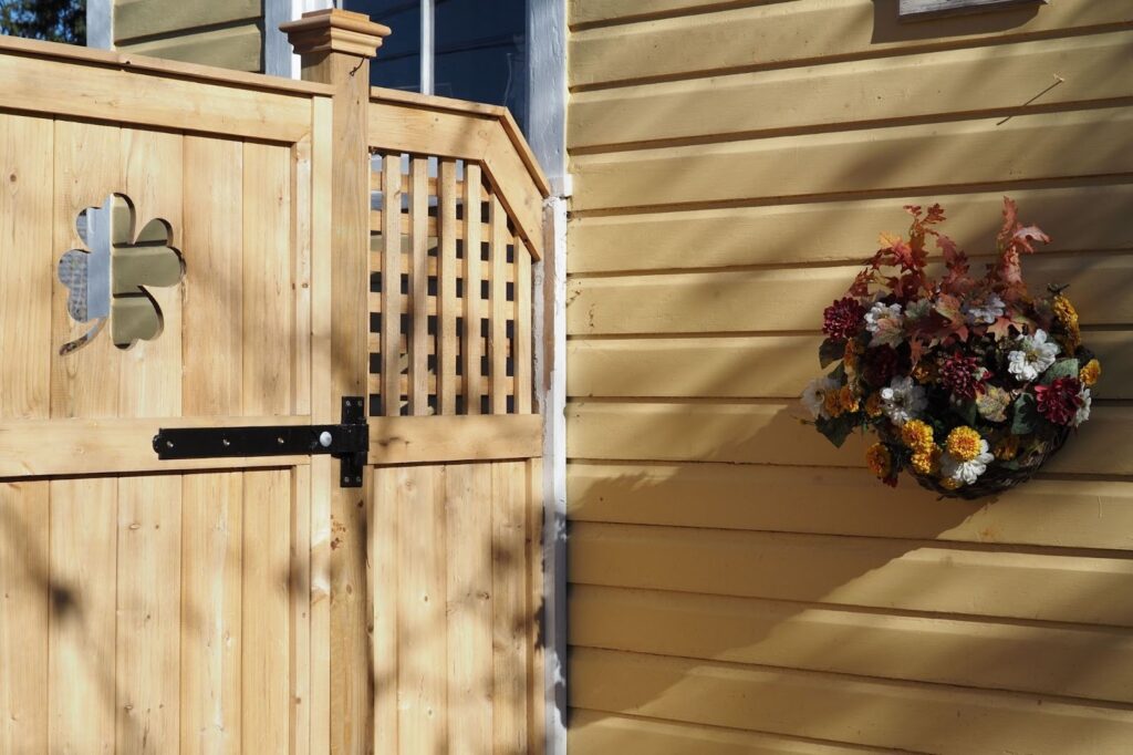 Top Design Ideas for a Deck Gate That Complements Your Outdoor Space