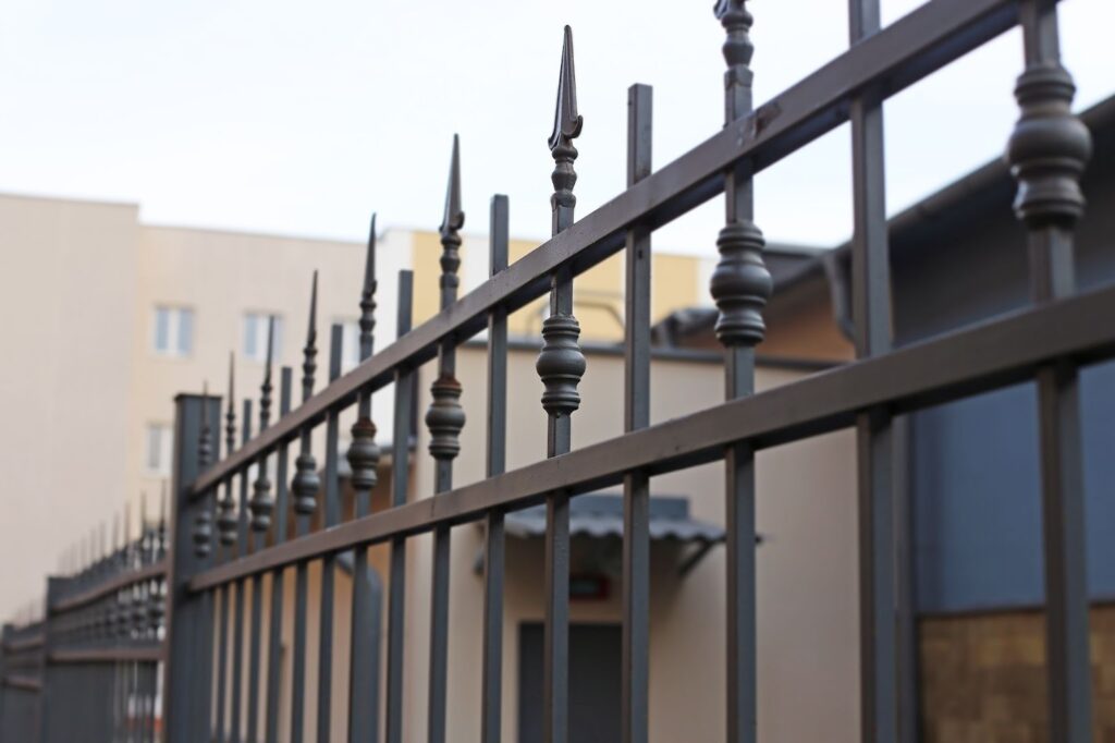 What to Know Before Choosing an Aluminum Fence for Your Home