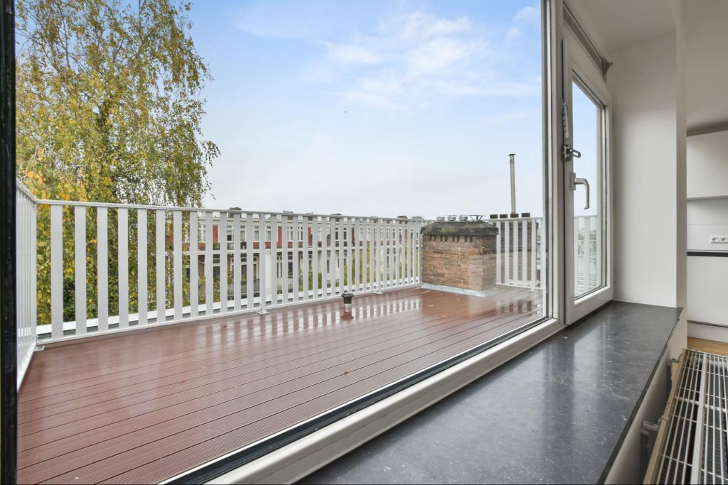 Understanding the Differences Between PVC and Vinyl Deck Railing