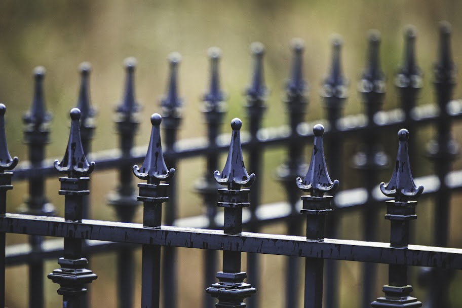A close up view of an aluminum fence.